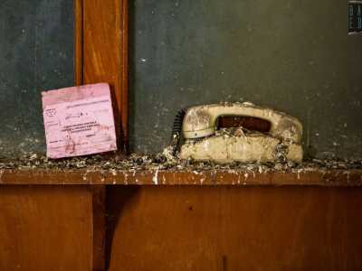 ...sul quale giace un malandato vecchio telefono
